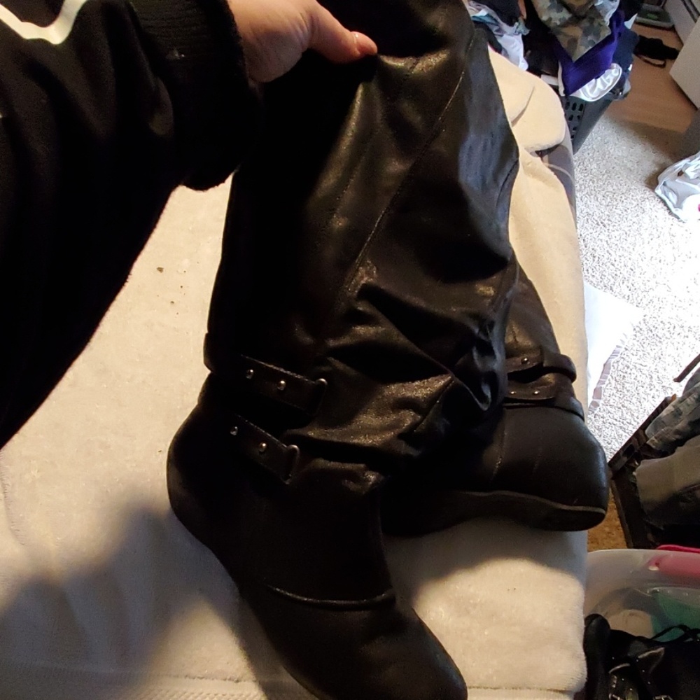 Woman 9 black boots